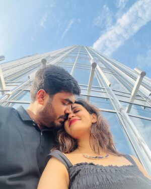 VJ Akshaya Instagram - Lost in the clouds and making memories where the sky meets the sand ! ❤️🇦🇪
@niyanthanmanisekaran @adya_niyanthan 

#vjakshaya #adya #dubai #burjkhalifa #dubailife #burjkhalifa148thfloor #adyaturnsone #adyafirstbirthday