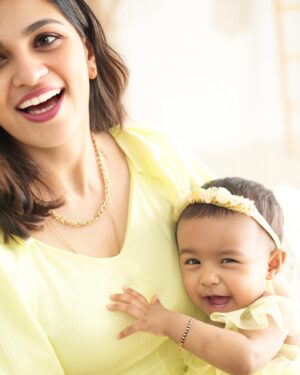 VJ Akshaya Instagram - Happy birthday my Adya 😍❤️
@adya_niyanthan @niyanthanmanisekaran 
Pc : @blinkypinksbydharshu 
Studio : @artista_propshop 

#vjakshaya #adya #oneyearold #firstbirthday #babygirl #babiesofinstagram