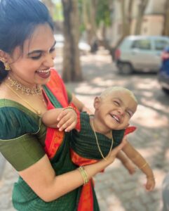 VJ Akshaya Instagram - Twinning with my mottu ❤️ @adya_niyanthan 

Sungudi cotton Outfit : @ilandhalir 

#vjakshaya #mottu #adya #tonsure