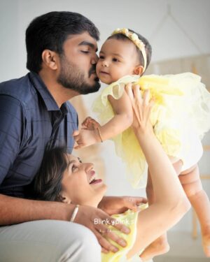 VJ Akshaya Instagram - Happy birthday my Adya 😍❤️
@adya_niyanthan @niyanthanmanisekaran 
Pc : @blinkypinksbydharshu 
Studio : @artista_propshop 

#vjakshaya #adya #oneyearold #firstbirthday #babygirl #babiesofinstagram
