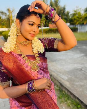 VJ Mounika Instagram - Beautiful saree and jewellery: @honeycostumes_rental ❤️

Bangles : @nini_treasures ❤️