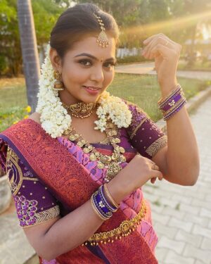 VJ Mounika Instagram - Beautiful saree and jewellery: @honeycostumes_rental ❤️

Bangles : @nini_treasures ❤️