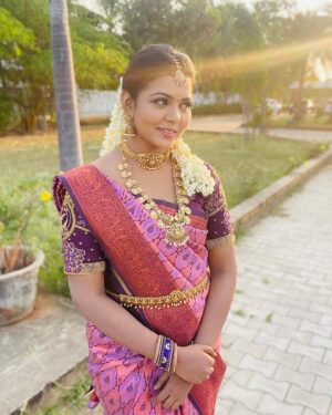 VJ Mounika Instagram - Beautiful saree and jewellery: @honeycostumes_rental ❤️

Bangles : @nini_treasures ❤️