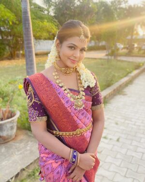 VJ Mounika Instagram - Beautiful saree and jewellery: @honeycostumes_rental ❤️

Bangles : @nini_treasures ❤️