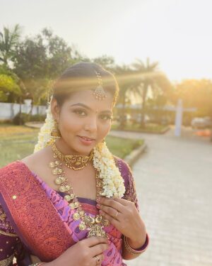 VJ Mounika Instagram - Beautiful saree and jewellery: @honeycostumes_rental ❤️

Bangles : @nini_treasures ❤️
