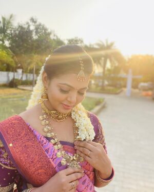 VJ Mounika Instagram - Beautiful saree and jewellery: @honeycostumes_rental ❤️

Bangles : @nini_treasures ❤️