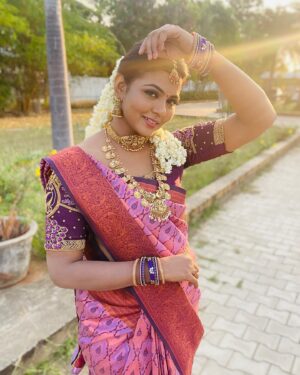 VJ Mounika Instagram - Beautiful saree and jewellery: @honeycostumes_rental ❤️

Bangles : @nini_treasures ❤️