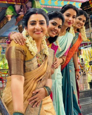 VJ Deepika Lakshmanapandi Instagram - Pandian stores மருமகள்s 💕
Love you Akkas 😘 💕
Dhanam @sujithadhanush 
Meena @hemarajsathish_official 
Mullai @lavanyaa_official 
Myself Aishwarya

#vjdeepika @venusinfotainment @vijaytelevision