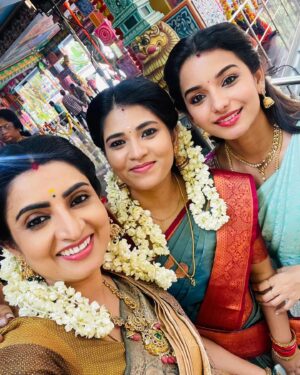 VJ Deepika Lakshmanapandi Instagram - Pandian stores மருமகள்s 💕
Love you Akkas 😘 💕
Dhanam @sujithadhanush 
Meena @hemarajsathish_official 
Mullai @lavanyaa_official 
Myself Aishwarya

#vjdeepika @venusinfotainment @vijaytelevision