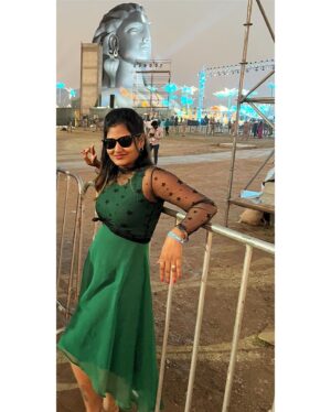 VJ Ezhilarasi Instagram - Maha sivarathiri at Isha just for the vibe🔱✨I’m not atheist nor a complete believer , wen it comes to spirituality ✌🏻 Iruku nu solala, irundah nalla irukum nu sollala.. Trust the universe trust the vibe..
