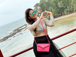 VJ Ezhilarasi Instagram - Blur pictures sometimes hold very good memories and this is one among them🫶🏻 #throwback trip to one of my most fav and beautiful place #andaman 😍 , Adhuvum last min plan are , best as always✨