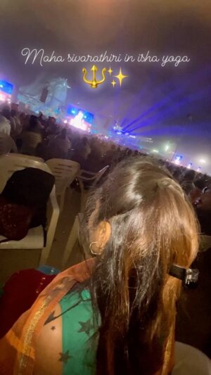 VJ Ezhilarasi Instagram - Maha sivarathiri 🔱✨ In Isha yoga with 1million plus ppl👀  @sadhguru
