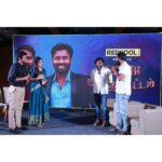 VJ Ezhilarasi Instagram - Thaana serndha kootam with #attakathidinesh .. #vetrimaaran sir lots of respect to this man, was very happy interviewing them♥️✨ . . . . #ezhilarasisaravanan #happy #fansmeet #fika #vj #event #host #visaaranai #vjezhilarasi #ezhilarasishylu