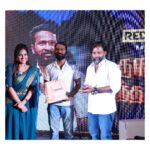 VJ Ezhilarasi Instagram - Thaana serndha kootam with #attakathidinesh .. #vetrimaaran sir lots of respect to this man, was very happy interviewing them♥️✨ . . . . #ezhilarasisaravanan #happy #fansmeet #fika #vj #event #host #visaaranai #vjezhilarasi #ezhilarasishylu