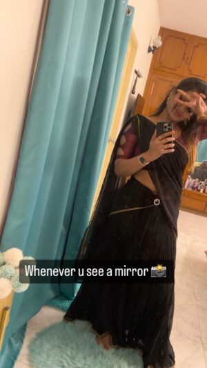 VJ Ezhilarasi Instagram - Mirror selfie forever 💯🤌🏻♥️