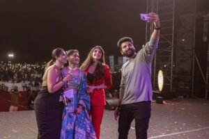 VJ Kalyani Instagram - Swipe>>> 💛
(DO NOT MISS THE LAST PIC‼️
Or may be the pics on the wholeee🙈)
...
Yet an other massive show with stellars @sivakarthikeyan  @sreeleela14 @actorsathish @iambababaskar 
Anantara'24 Thankyou for all the loveee DSU💛💛

Breaking the blues with @lithas_rentals 
📸: @balaartphotography thankyou, loving the work!

#host #collegeculturals #gratitude #sreeleela #sivakarthikeyan #actorsathish #bababaskar #fun #vjkalyani🎤