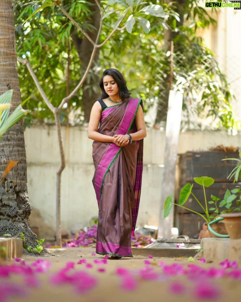 VJ Kalyani Instagram - Swipe>>> 💛 Brown and Magenta Kanchipuram Handwoven Saree from @panjavarnamsilks 💛 📸: @gett_o_ Muah: @rekhamakeups #sareelove #handwoven #silksarees #panjavarnam #vjkalyani🎤