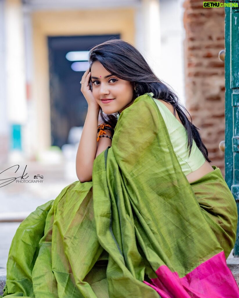 VJ Kalyani Instagram - 🫡💚 ... 📸: @sk_wedding__photography ... #saree #sareelove #sareefashion #justbeingme #vjkalyani🎤