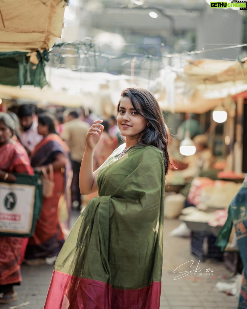 VJ Kalyani Instagram - 🫡💚 ... 📸: @sk_wedding__photography ... #saree #sareelove #sareefashion #justbeingme #vjkalyani🎤