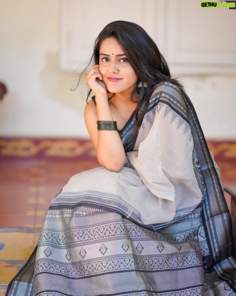 VJ Kalyani Instagram - Needhe needhe...🤍 Half white and black kanchi silk cotton saree from @panjavarnamsilkstore 💛 📸: @gett_o_ Hairdo: @rekhamakeups #whiteblack #saree #tradition #panjavarnam #vjkalyani🎤