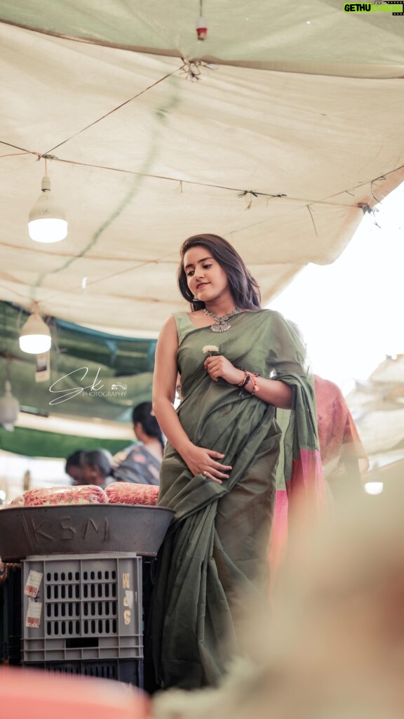 VJ Kalyani Instagram - Suggest me a caption 😄 ... 📸: @sk_wedding__photography #saree #sareefashion #sareelover #fashion #fashionstyle #trending #trendingnow #trendingsongs #viral #viralvideos #viralinstagram #green #reels #reelsinstagram #vjkalyani🎤