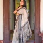 VJ Kalyani Instagram – Needhe needhe…🤍
Half white and black kanchi silk cotton saree from @panjavarnamsilkstore 💛

📸: @gett_o_ 
Hairdo: @rekhamakeups 

#whiteblack #saree #tradition #panjavarnam #vjkalyani🎤