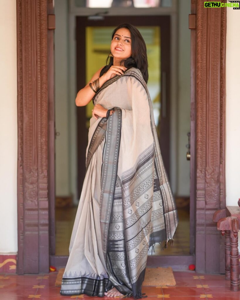 VJ Kalyani Instagram - Needhe needhe...🤍 Half white and black kanchi silk cotton saree from @panjavarnamsilkstore 💛 📸: @gett_o_ Hairdo: @rekhamakeups #whiteblack #saree #tradition #panjavarnam #vjkalyani🎤