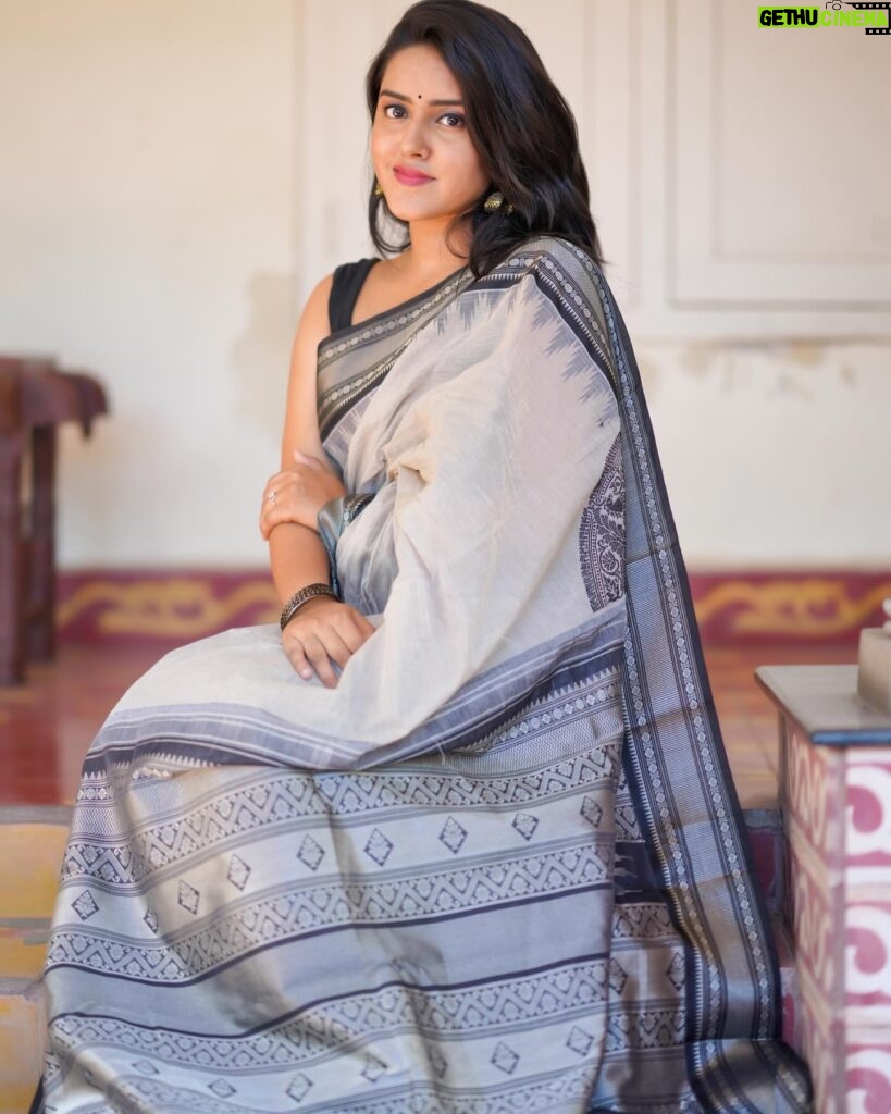 VJ Kalyani Instagram - Needhe needhe...🤍 Half white and black kanchi silk cotton saree from @panjavarnamsilkstore 💛 📸: @gett_o_ Hairdo: @rekhamakeups #whiteblack #saree #tradition #panjavarnam #vjkalyani🎤