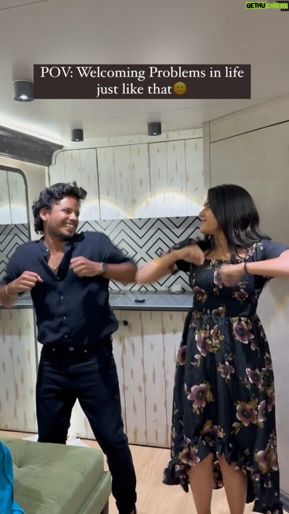 VJ Kalyani Instagram - Unapologetically YES! Come on, Come onnn🤨 ... #hosts #fun #offtheshow #problems #muthukumaran #vjkalyani🎤