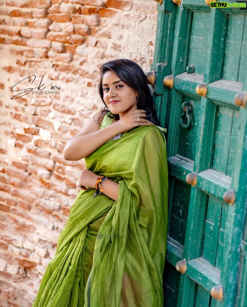 VJ Kalyani Instagram - Nothing more comfortable than a casual saree on a happy day 💛 ... 📸: @sk_wedding__photography #saree #happyattire #sareefashion #sareelove #vjkalyani🎤