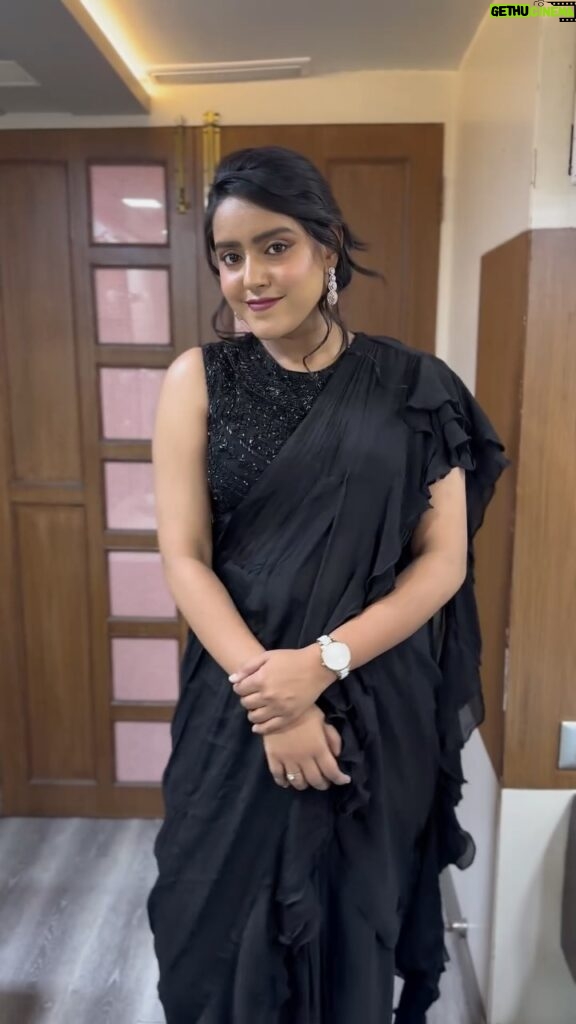 VJ Kalyani Instagram - If getting ready was this easyyy😩💛 Going all black for Ananda Vikatan Cinema Awards:) ... Wearing: @shaalini.sampath Muah: @neecas_makeover 📸: @deepan_snaps #host #transition #grwm #blackallday #vjkalyani🎤