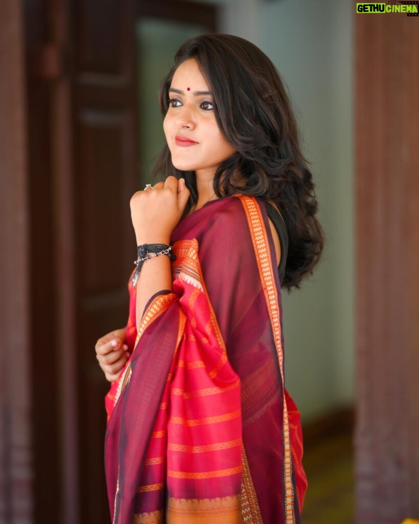 VJ Kalyani Instagram - Red Kanchi Silk Cotton handwoven saree from @panjavarnamsilks 📸: @gett_o_ Muah: @rekhamakeups #effortlesselegance #redsaree #tradition #panjavarnam #vjkalyani🎤