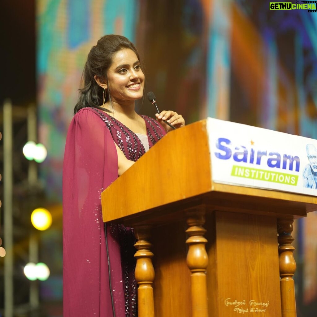 VJ Kalyani Instagram - SWIPE >>>💛💛 Absolute special moments on stage:) Fab time hosting the audio launch with the massive crowd...💛 ... 📸: @gett_o_ Muah: @binduinstyl_ Wearing: @lithas_rentals #audiolaunch #doubletuckerrr #host #workishappiness #VjKalyani🎤