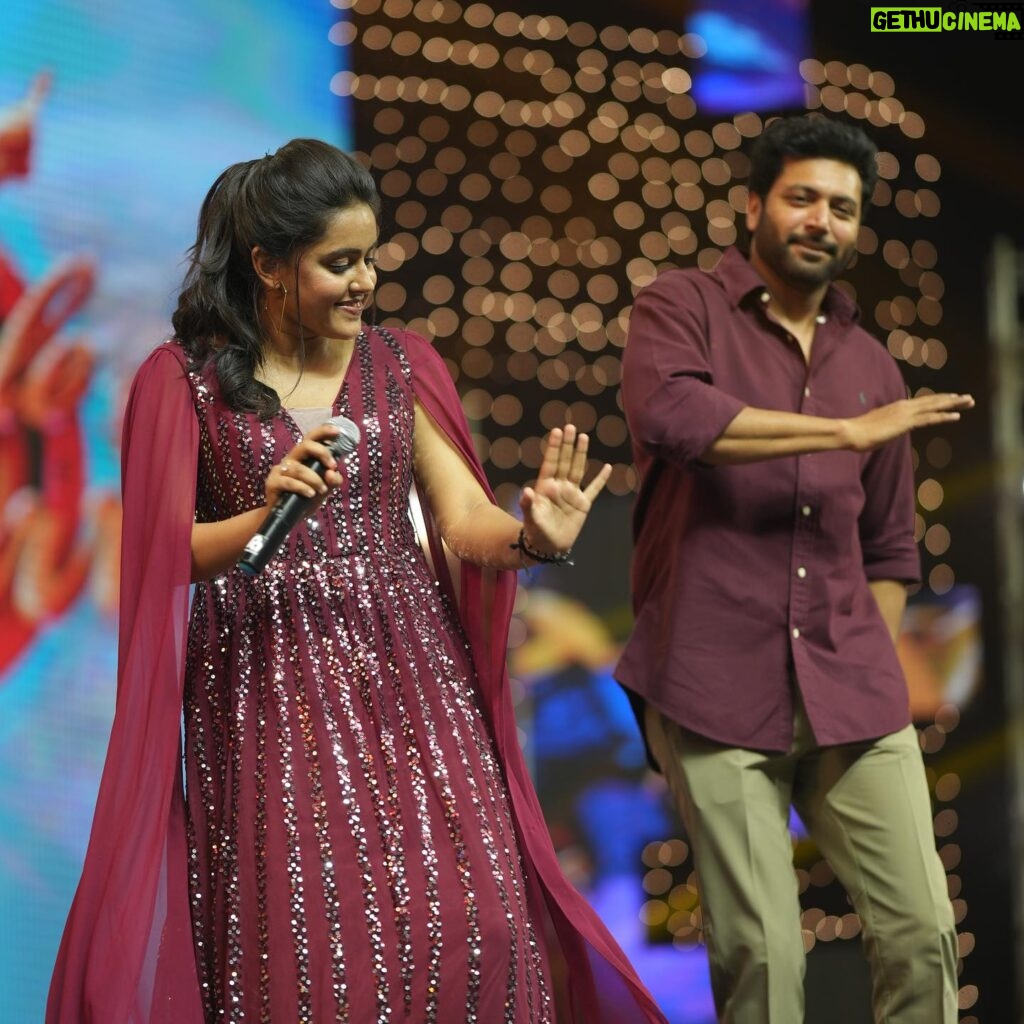 VJ Kalyani Instagram - SWIPE >>>💛💛 Absolute special moments on stage:) Fab time hosting the audio launch with the massive crowd...💛 ... 📸: @gett_o_ Muah: @binduinstyl_ Wearing: @lithas_rentals #audiolaunch #doubletuckerrr #host #workishappiness #VjKalyani🎤