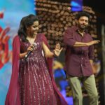 VJ Kalyani Instagram – SWIPE >>>💛💛
Absolute special moments on stage:)
Fab time hosting the audio launch with the massive crowd…💛
…
📸: @gett_o_ 
Muah: @binduinstyl_ 
Wearing: @lithas_rentals 

#audiolaunch #doubletuckerrr #host #workishappiness #VjKalyani🎤