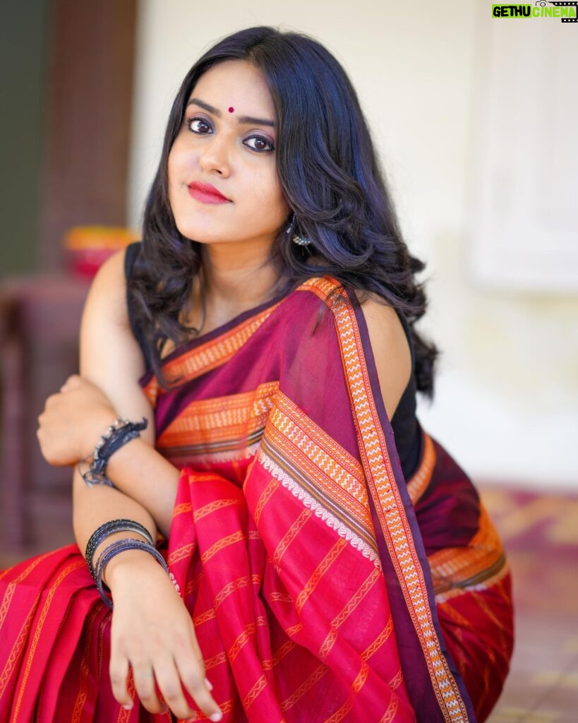 VJ Kalyani Instagram - Red Kanchi Silk Cotton handwoven saree from @panjavarnamsilks 📸: @gett_o_ Muah: @rekhamakeups #effortlesselegance #redsaree #tradition #panjavarnam #vjkalyani🎤