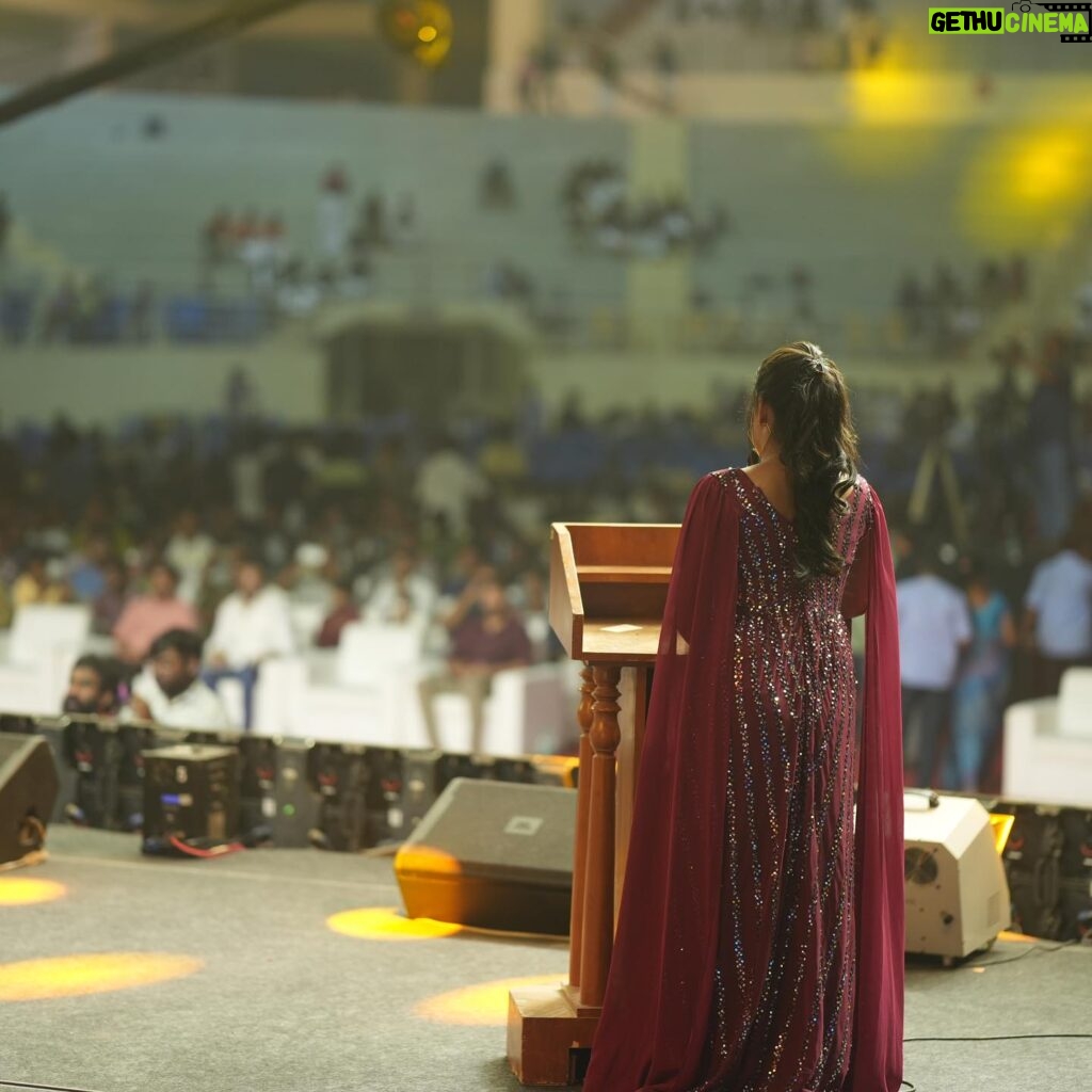 VJ Kalyani Instagram - SWIPE >>>💛💛 Absolute special moments on stage:) Fab time hosting the audio launch with the massive crowd...💛 ... 📸: @gett_o_ Muah: @binduinstyl_ Wearing: @lithas_rentals #audiolaunch #doubletuckerrr #host #workishappiness #VjKalyani🎤