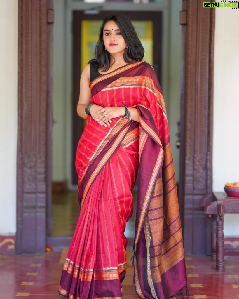 VJ Kalyani Instagram - Red Kanchi Silk Cotton handwoven saree from @panjavarnamsilks 📸: @gett_o_ Muah: @rekhamakeups #effortlesselegance #redsaree #tradition #panjavarnam #vjkalyani🎤