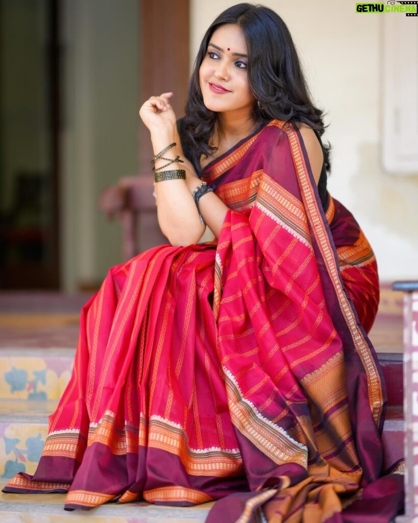 VJ Kalyani Instagram - Mazhai Vara Pogudhae thuligalum thoorudhey nanayaamal enna seiven...♥️ Red Kanchi Silk Cotton handwoven saree from @panjavarnamsilks Patterns that reflect traditions & super comfortable that puts you in the middle of all eyes! 📸: @gett_o_ Muah: @rekhamakeups #effortlesselegance #redsaree #tradition #panjavarnam #vjkalyani🎤