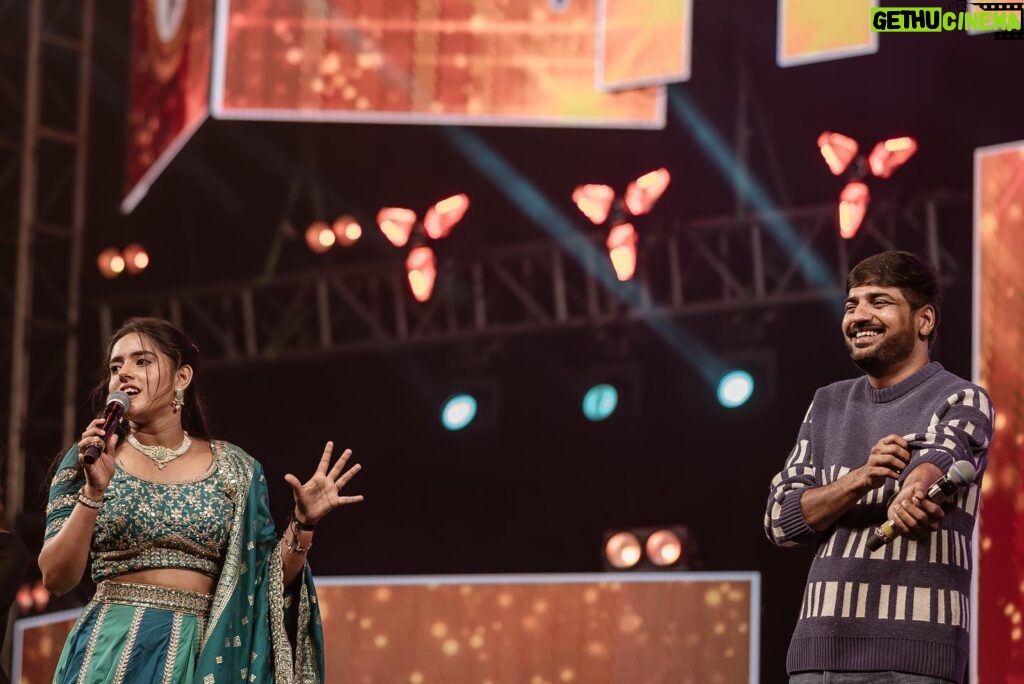 VJ Kalyani Instagram - Swipe>>> 💛 (DO NOT MISS THE LAST PIC‼️ Or may be the pics on the wholeee🙈) ... Yet an other massive show with stellars @sivakarthikeyan @sreeleela14 @actorsathish @iambababaskar Anantara'24 Thankyou for all the loveee DSU💛💛 Breaking the blues with @lithas_rentals 📸: @balaartphotography thankyou, loving the work! #host #collegeculturals #gratitude #sreeleela #sivakarthikeyan #actorsathish #bababaskar #fun #vjkalyani🎤