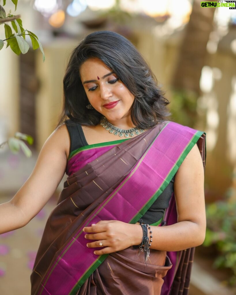 VJ Kalyani Instagram - Swipe>>> 💛 Brown and Magenta Kanchipuram Handwoven Saree from @panjavarnamsilks 💛 📸: @gett_o_ Muah: @rekhamakeups #sareelove #handwoven #silksarees #panjavarnam #vjkalyani🎤