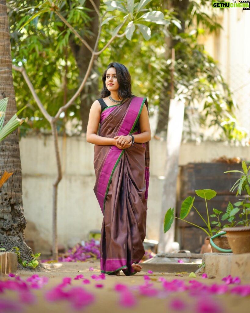 VJ Kalyani Instagram - Swipe>>> 💛 Brown and Magenta Kanchipuram Handwoven Saree from @panjavarnamsilks 💛 📸: @gett_o_ Muah: @rekhamakeups #sareelove #handwoven #silksarees #panjavarnam #vjkalyani🎤