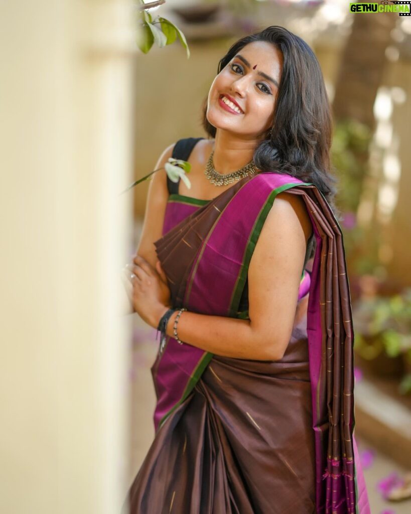 VJ Kalyani Instagram - Swipe>>> 💛 Brown and Magenta Kanchipuram Handwoven Saree from @panjavarnamsilks 💛 📸: @gett_o_ Muah: @rekhamakeups #sareelove #handwoven #silksarees #panjavarnam #vjkalyani🎤