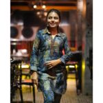 VJ Tara Instagram - Got this classy set from @fashionskiya 😅 swipe ➡️ see the reactions and had wonderful funfilled conversation with @gvprakash and @gourigkofficial during #adiye promotions 🎉✨ . . #shootday #ootd #weaternfashion #vjtara #funday