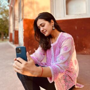 Vaani Sood Instagram - Him: Send me a smiling photo. 
Le Me :’)