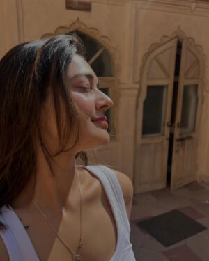 Vaani Sood Instagram - Tu Shamma, Main hoon Mastaani 🤪 #soorajkibaahonmein