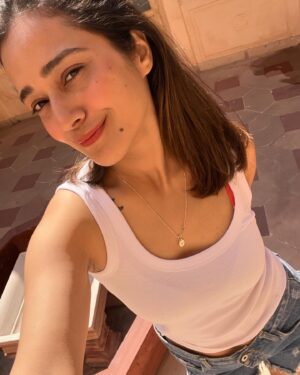 Vaani Sood Instagram - Tu Shamma, Main hoon Mastaani 🤪 #soorajkibaahonmein