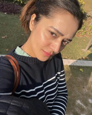 Vaani Sood Instagram - The Winter Sun hits differently ☀️ 🏡 
.
#goodmorning
