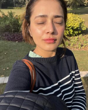 Vaani Sood Instagram - The Winter Sun hits differently ☀️ 🏡 
.
#goodmorning