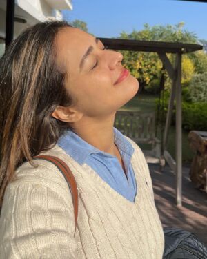 Vaani Sood Instagram - The Winter Sun hits differently ☀️ 🏡 
.
#goodmorning